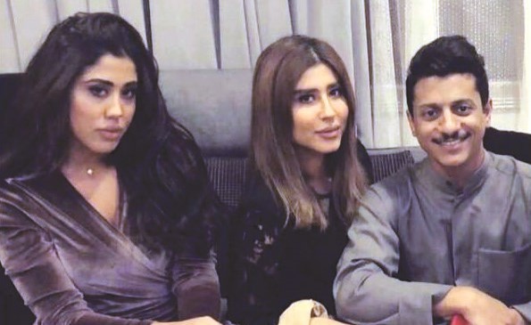 عبدالله عباس مع زوجته ليلى عبدالله وشقيقتها شهد ﻿