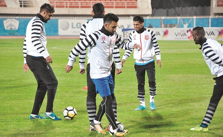  لاعبو البحرين خلال التمرين﻿