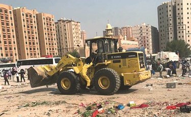 الجرافة اثناء الإزالة﻿