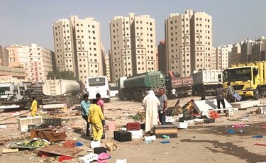 رجال البلدية بعد المداهمة﻿