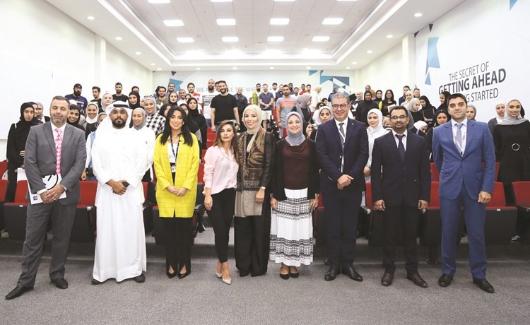 طلبة الجامعة خلال مشاركتهم في ندوة شركة الخليج للتأمين ﻿