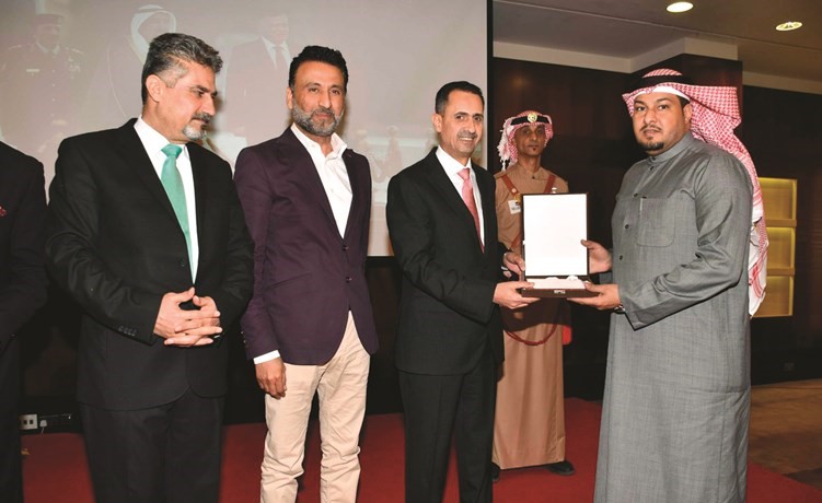 السفير صقر أبوشتال مكرما أحد المشاركين في الملتقى ﻿