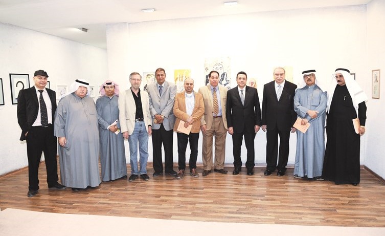 جانب من فناني الكاركاتير المشاركين في الملتقى يتوسطهم الزميل عماد جمعة﻿