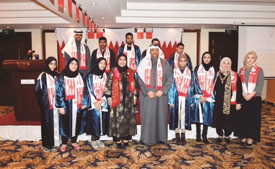 المستشار فتحي السبت والمستشارة منى الدلهان يتوسطان الخريجين المكرمين خلال الحفل - (متين غوزال)﻿