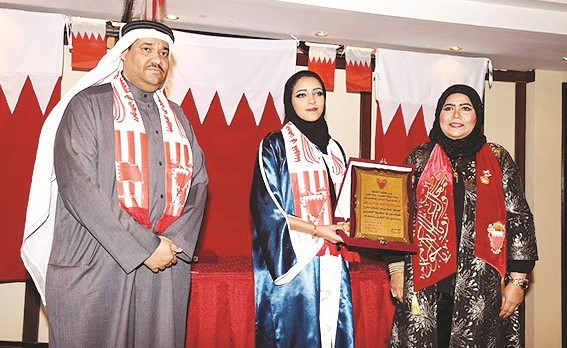 المستشارة منى الدلهان تكرم إحدى الخريجات﻿
