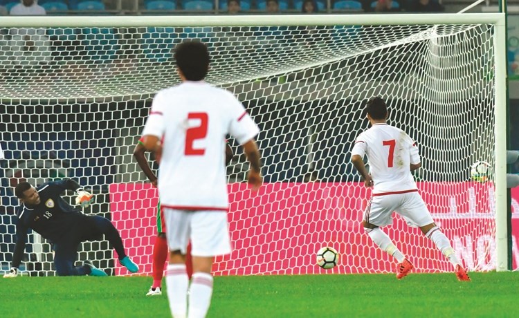 الإماراتي علي مبخوت يسجل هدف المباراة الوحيد من ضربة جزاء 	(أ.ف.پ)﻿