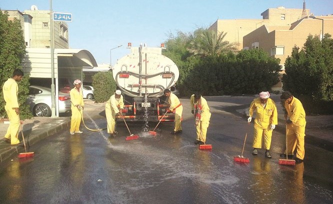 جانب من تنظيف الشوارع في إحدى المناطق ضمن أنشطة الحملة ﻿
