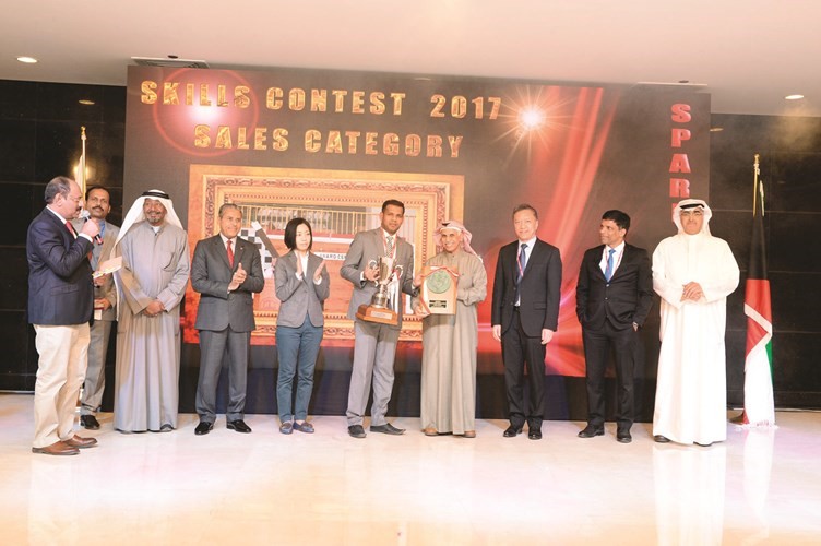 مبارك ناصر الساير مكرما الفائزين﻿