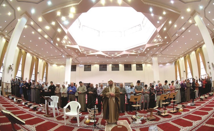 المصلون يؤدون صلاة الاستسقاء في مسجد اليوسفين﻿