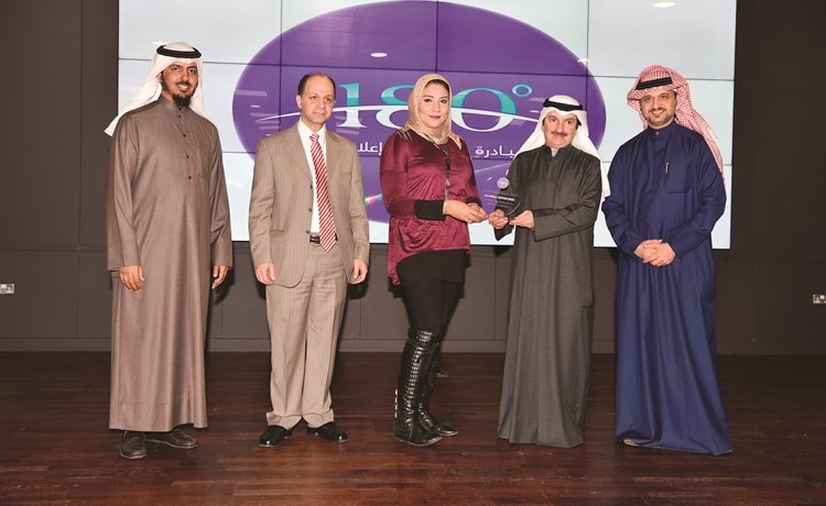 تكريم جريدة الأنباء تتسلمه الزميلة آلاء خليفة﻿