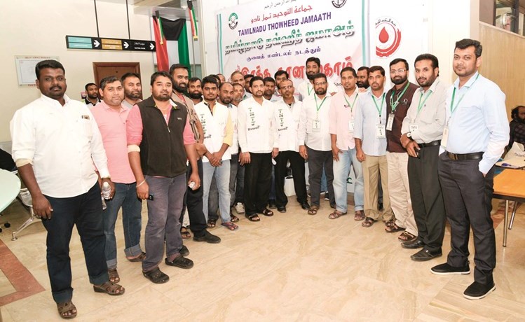 عدد من أبناء الجالية الهندية خلال حملة التبرع- (شانافاس قاسم)﻿