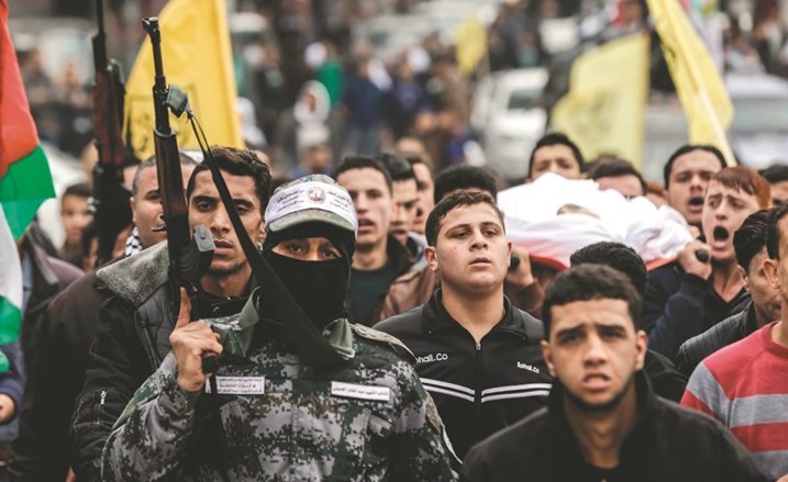 مئات الفلسطينيين خلال تشييعهم جثمان الشهيد محمد محيسن في غزة امس	( ا.ف.پ)﻿