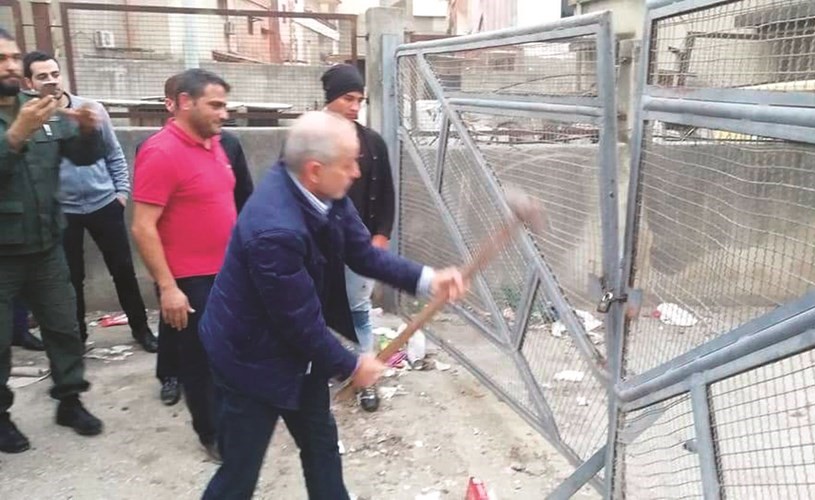 وزير الدولة لشؤون النازحين معين المرعبي يكسر الباب الخارجي لمحطة الكهرباء في حلبا - عكار لتوفير الطاقة للبلدات المحرومة بعد ان اغلقها موظفون محتجون(محمود الطويل) ﻿