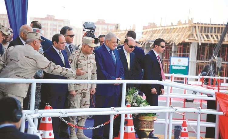 الرئيس عبدالفتاح السيسي خلال متابعة خروج ماكينة الحفر من احد الأنفاق ﻿