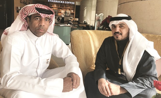 مبارك مصطفى مع الزميل عبدالعزيز جاسم﻿