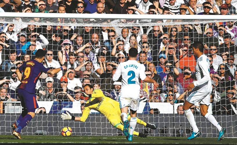 كرة مهاجم برشلونة لويس سواريز في طريقها لمرمى ريال مدريد	 (رويترز)﻿