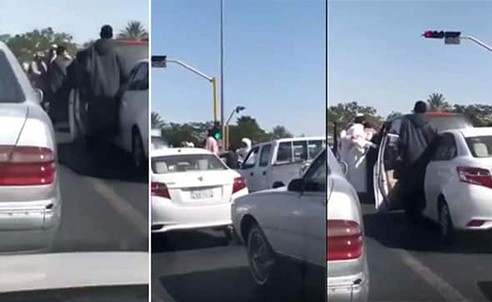 بالفيديو.. مضاربة عنيفة أمام إشارة مرور تعطل السير وتزعج قائدي المركبات في السعودية