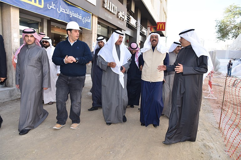 وزير الاشغال العامة ووزير الدولة لشؤون البلدية م.حسام الرومي ومحافظ حولي الفريق أول الشيخ احمد النواف و المدير العام لبلدية الكويت م.احمد المنفوحي خلال الجولة (ريليش كومار)