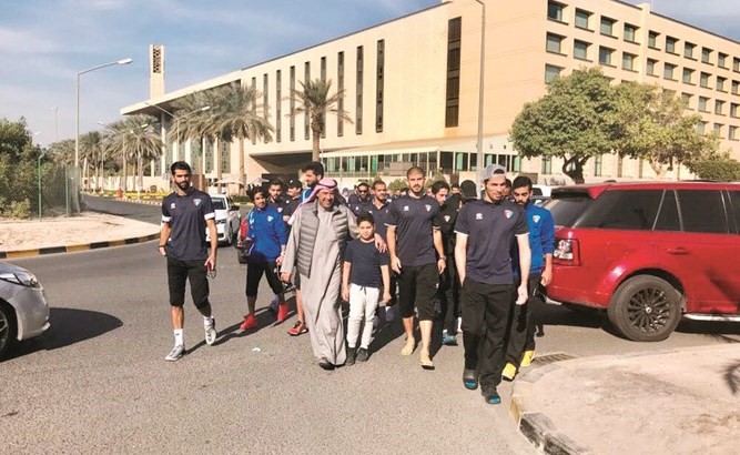بالفيديو.. أحمد الفهد يحفز لاعبي «الأزرق»: انسوا الخسارة وعوضوها بأداء طيب أمام عُمان