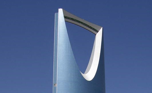 بالفيديو.. مذيع سعودي يرتكب مخالفة مرورية أثناء إعداد تقرير عن المخالفات