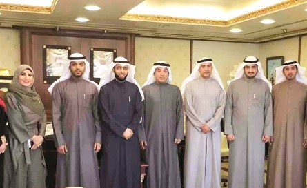 د. حامد العازمي مستقبلا مطيع العجمي وأعضاء مجلس إدارة جمعية المعلمين ﻿