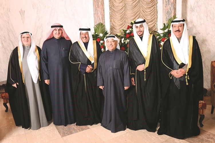 فاضل أبوالحسن وعلي كمال يهنئان﻿