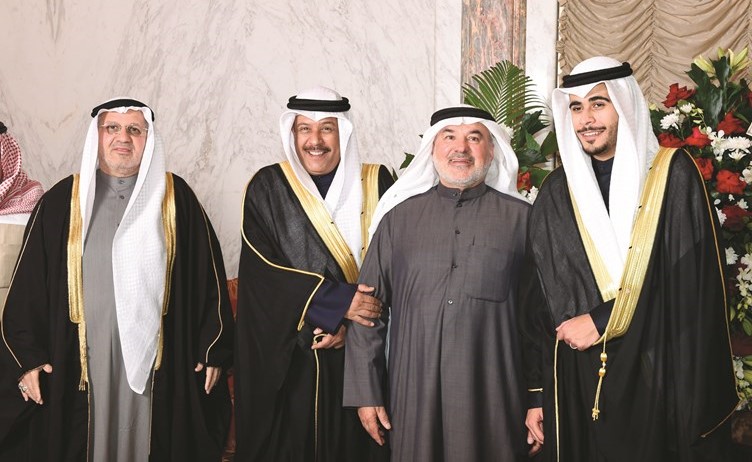 صالح عاشور يهنئ المعرس ووالده صلاح القطان وعم العروس محمد الحسيني﻿