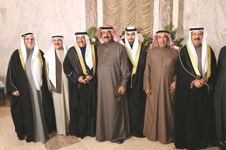 علي العيسى وعبدالمحسن العيسى ونوري القطان يباركون﻿