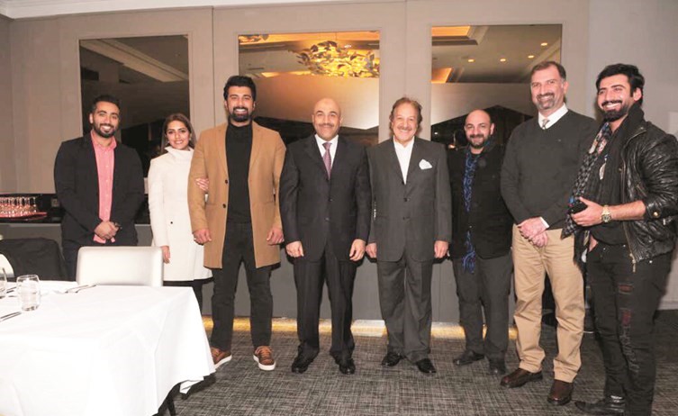 سفير الكويت في باريس سامي السليمان مع عدد من طاقم عمل روز باريس﻿