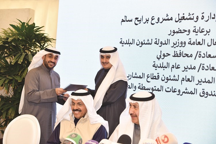 م. أحمد المنفوحي وعبدالله الجوعان يتبادلان عقود المشروع بحضور الوزير حسام الرومي والشيخ أحمد النواف﻿