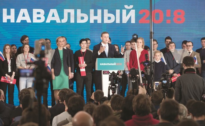 زعيم المعارضة الروسية اليكسي نافالني متحدثا لأنصاره خلال التجمع الرئيسي في موسكو امس	(أ.ف.پ)﻿