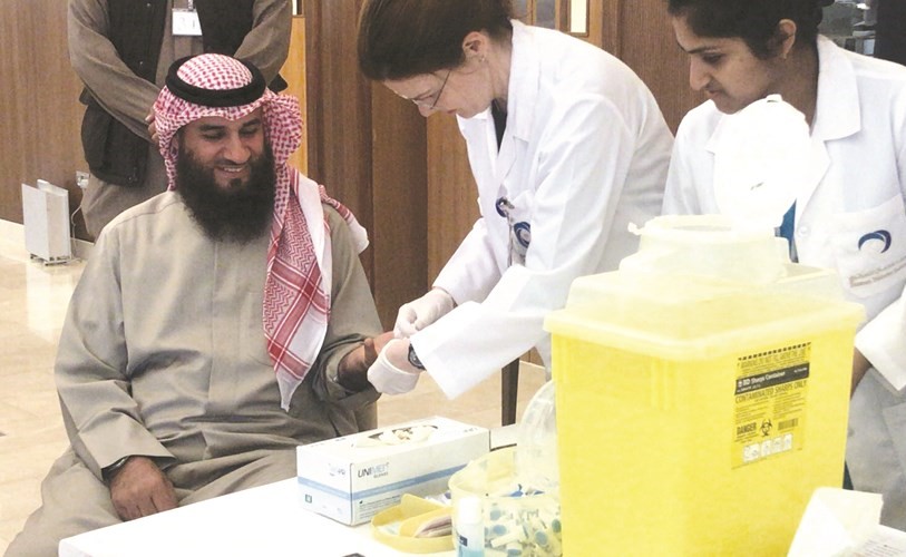 علام الكندري يجري الفحوصات في ركن المعهد ﻿