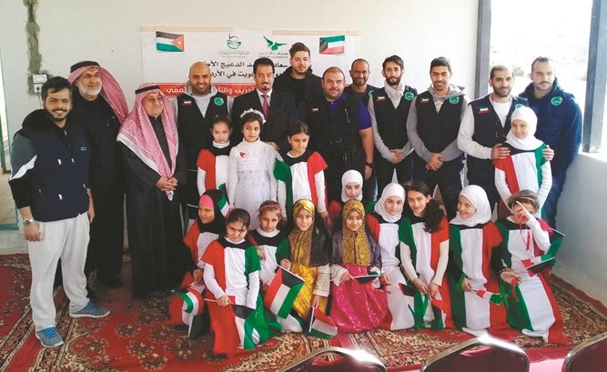 د.حمد الدعيج وأعضاء الفريق الشبابي وممثلو جمعيتي عبدالله النوري والرحمة العالمية وعدد من المشاركين في افتتاح المركز﻿