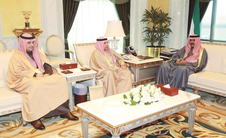 سمو ولي العهد الشيخ نواف الاحمد خلال لقائه الشيخ خالد الجراح وأنس الصالح ﻿
