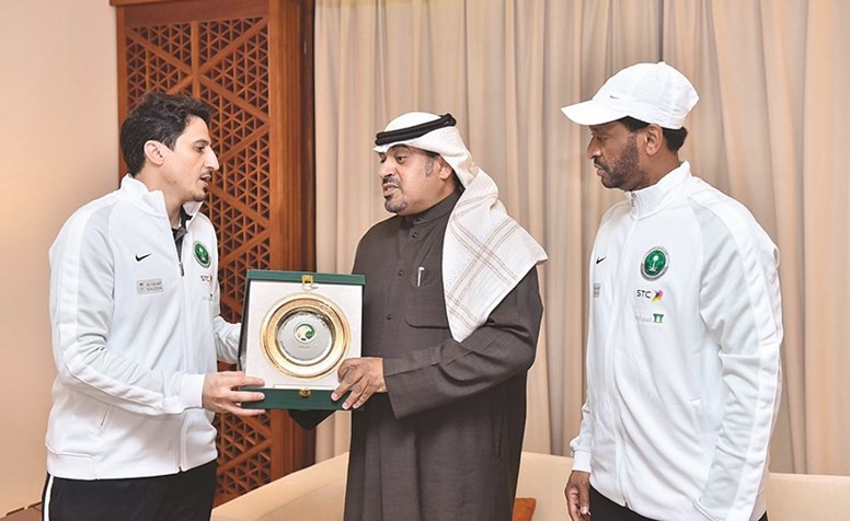 التمياط يكرم نواف الشمري﻿