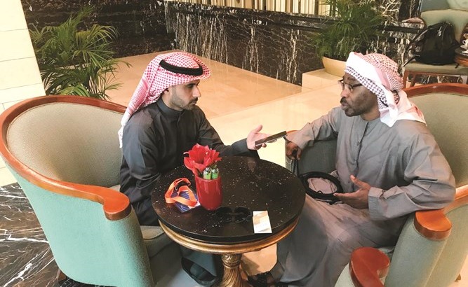 عبدالله صالح يتحدث للزميل يحيى حميدان ﻿