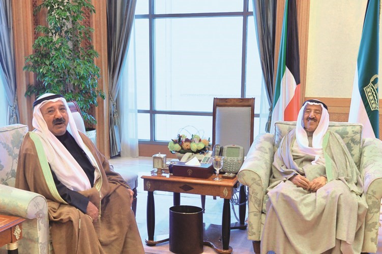 صاحب السمو الأمير الشيخ صباح الأحمد مستقبلا النائب الأول لرئيس مجلس الوزراء ووزير الدفاع الشيخ ناصر صباح الأحمد ﻿