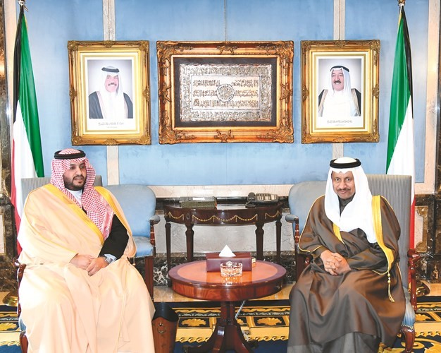سمو الشيخ جابر المبارك مستقبلا المستشار بالديوان الملكي في السعودية صاحب السمو الملكي الامير تركي بن محمد بن فهد بن عبدالعزيز آل سعود ﻿