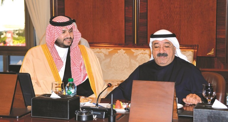 الشيخ ناصر صباح الاحمد مستقبلا صاحب السمو الملكي الامير تركي بن محمد بن فهد بن عبدالعزيز ﻿