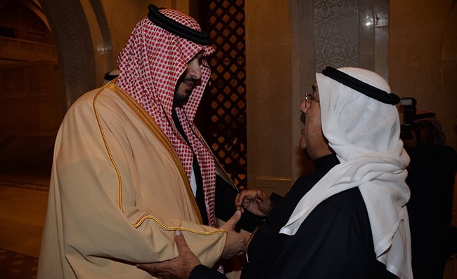 الشيخ ناصر صباح الأحمد مصافحا صاحب السمو الملكي الأمير تركي بن محمد ﻿