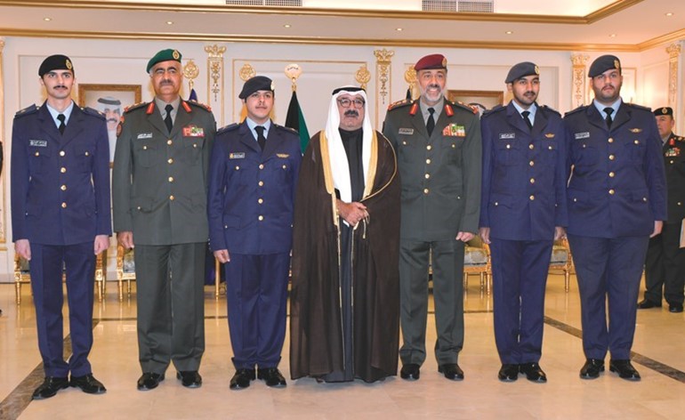  ﻿الشيخ ناصر صباح الاحمد يتوسط رئيس الاركان الفريق الركن محمد الخضر ونائب رئيس الاركان الفريق الركن عبدالله النواف والضباط المرقين ﻿