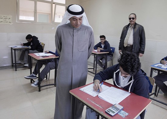 الوزير د.حامد العازمي خلال تفقده مراكز اختبارات طلبة المرحلة الثانوية صباح اليوم