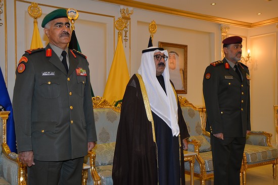 الشيخ ناصر صباح الأحمد متوسطا الفريق الركن محمد الخضر والفريق الركن عبدالله النواف 