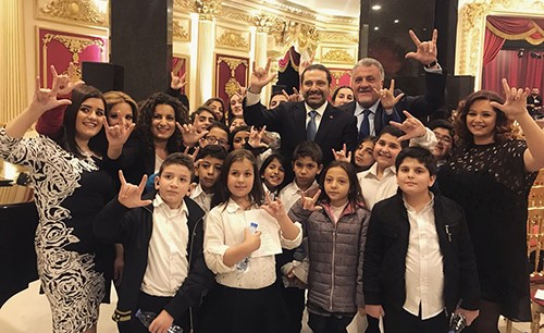 بالفيديو.. شابة تغنّي للحريري: "سألوني الناس عنك يا حبيبي"