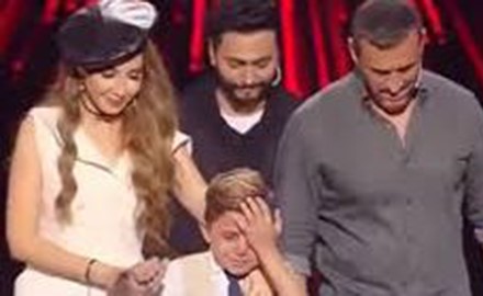 بالفيديو..شاهد كيف واسى كاظم الساهر طفلا بكى لخسارته بـ "ذا فويس كيدز"