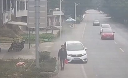 بالفيديو..شاهد نجاة شخص من موت محقق تحت عجلات سيارة