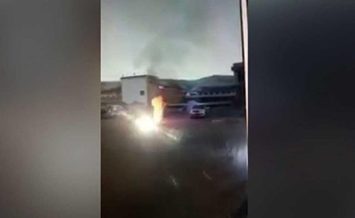 فيديو يوثق إضرام راهب بوذي النار في جسده.. والسبب !