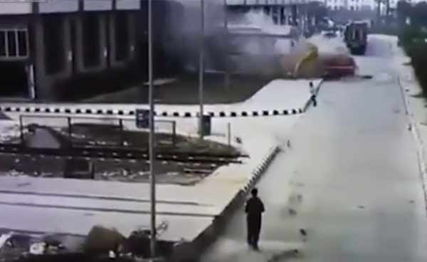 بالفيديو.. القطار المدمر يصطدم بالجدار الحديدي للمحطة