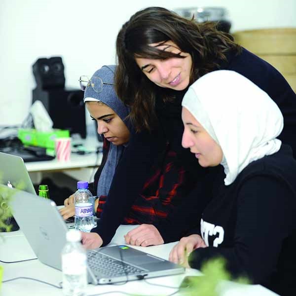 لميس نجم تتابع الطلاب أثناء الورشة