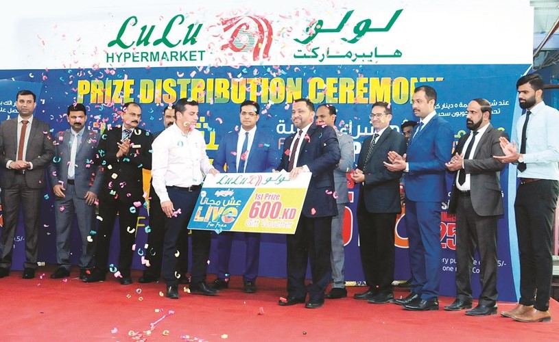 الفائز الأول يتسلم جائزته البالغة 600 دينار﻿